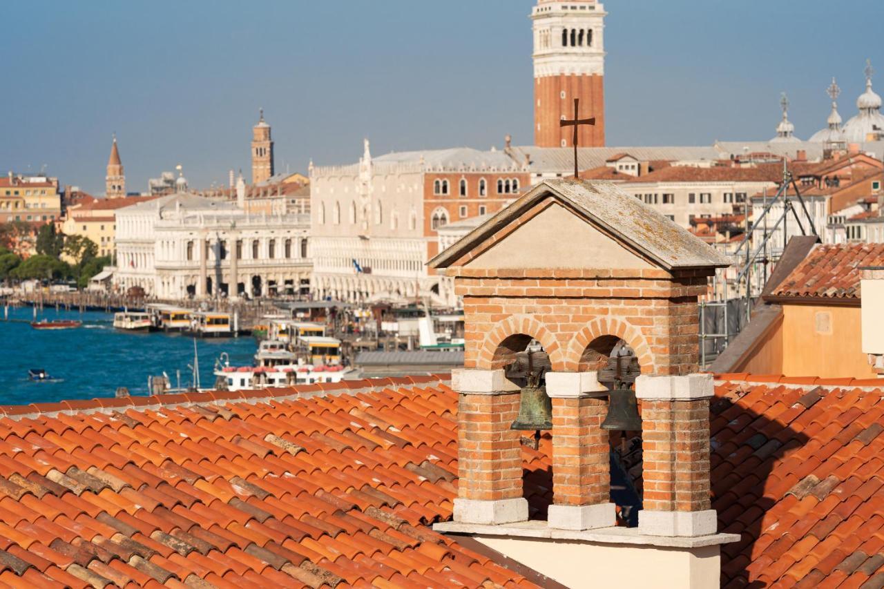Ca'Di Dio-Small Luxury Hotel Venice Luaran gambar The bell tower of the church